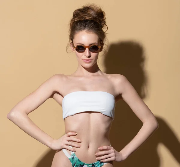 Attraktiv Sensuell Flicka Sommardag Solen Hon Bär Bikini Simsuir Och — Stockfoto