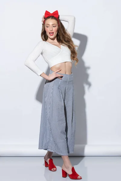Bella Pinup Pantaloni Righe Fiocco Rosso Lei Posa Sfondo Bianco — Foto Stock