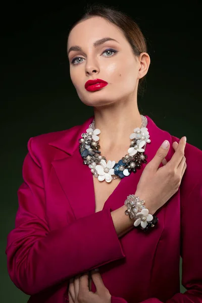 Close Portrait Beautiful Girl Very Stunning Jewelry She Posing Dark — Stock Photo, Image