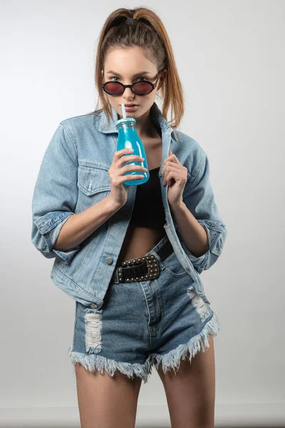 Mooie Jonge Vrouw Model Dressing Casual Jas Jeans Shorts Met Rechtenvrije Stockafbeeldingen