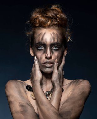 Moda ve kirli makyajlı güzel genç bir kadın koyu mavi saç stiliyle poz veriyor. Beyaz bir kız. Geri dönüştürülmüş konsept