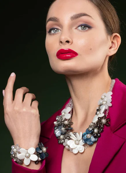 Retrato Menina Beleza Vestido Vermelho Posando Fundo Darg Com Lábios — Fotografia de Stock