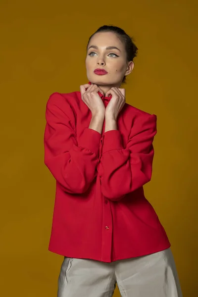 Módní Sgot Modelu Tmavě Žlutém Pozadí Sobě Elegantní Červené Tričko — Stock fotografie