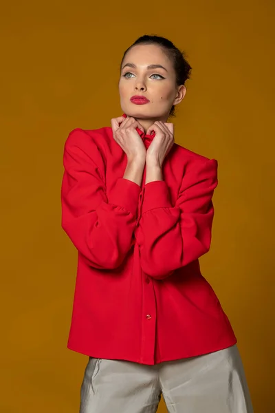 Moda Sgot Modello Sfondo Giallo Scuro Indossa Elegante Camicia Rossa — Foto Stock