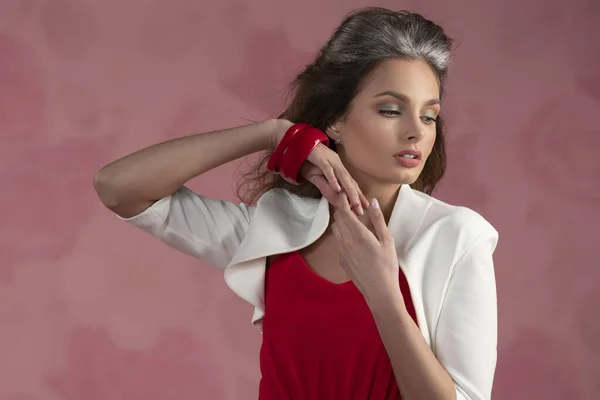 Jovem Com Grande Penteado Posando Retrato Estilo Moda Fundo Rosa — Fotografia de Stock