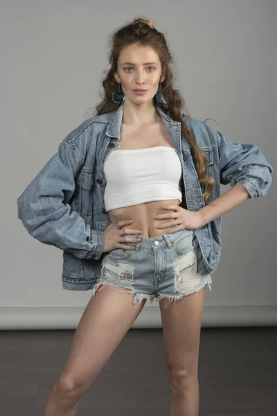 Bela Jovem Modelo Menina Com Shorts Cabelo Longo Jeans Jaqueta — Fotografia de Stock