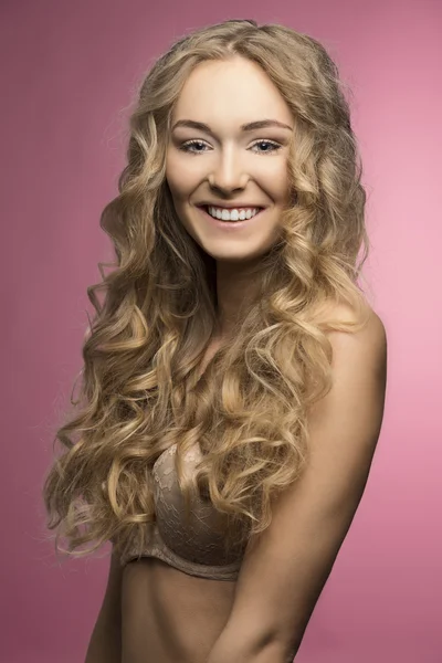 Blond vacker flicka i beige underkläder — Stockfoto