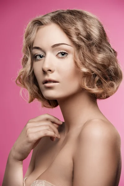 Kısa kıvırcık saçlı doğal kız — Stok fotoğraf