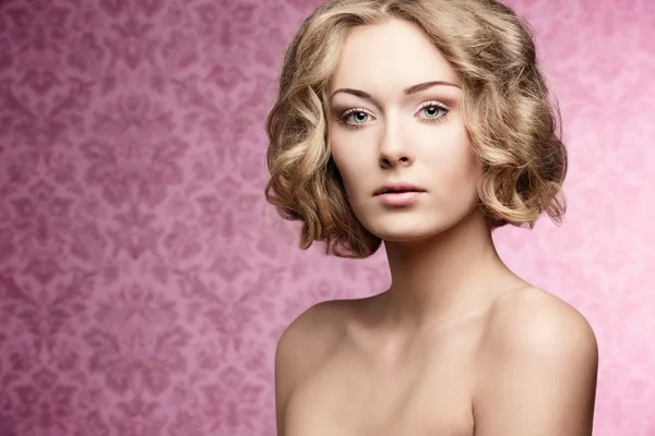 Skönhet flicka med kort hår-cut — Stockfoto