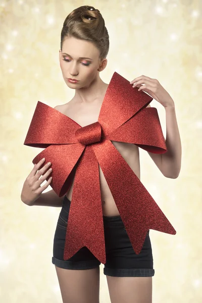 Mujer con gran arco de Navidad — Foto de Stock