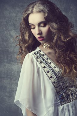 antika kıyafetleri ile kız 