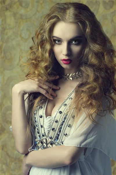 antika stili kadınla 