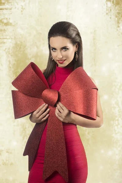 Chica sensual con arco de Navidad grande — Foto de Stock