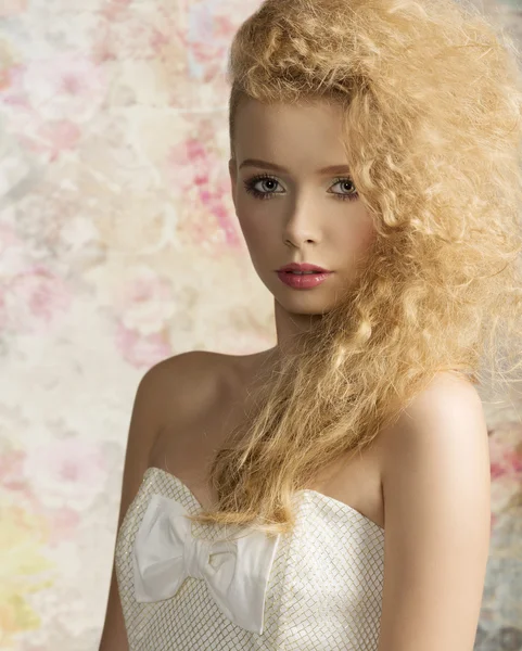 Mulher com estilo de cabelo elegante — Fotografia de Stock