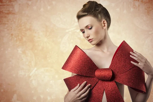 Chica encantadora con arco de Navidad — Foto de Stock