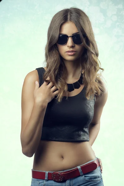 Chica joven con gafas de sol — Foto de Stock
