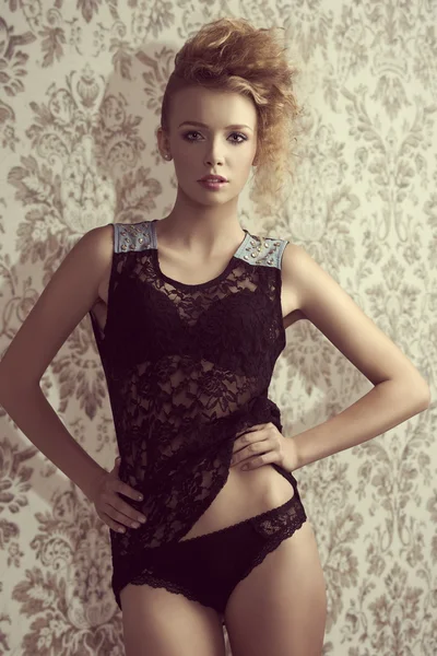 Vrouw met mode lingerie — Stockfoto