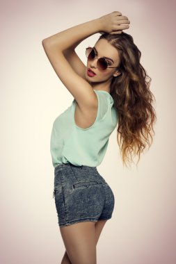 Onu geri gösterilen trendy kız 