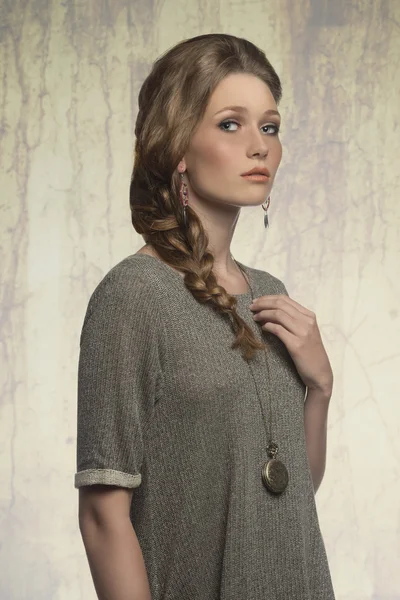 Mujer elegante con vestido gris — Foto de Stock