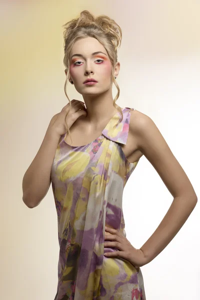 Sexy vrouw met kleurrijke kleding — Stockfoto
