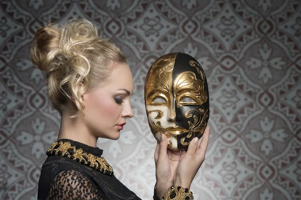 Antieke dame met masker — Stockfoto