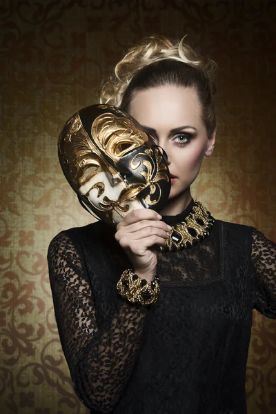 Antika dam med gotiska mask — Stockfoto