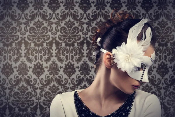 Menina carnaval com máscara branca — Fotografia de Stock