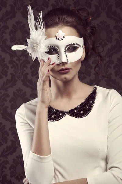 Velha mulher de estilo de moda em máscara de carnaval branco — Fotografia de Stock