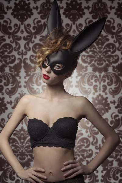 Mädchen mit Hasenmaske und Dessous — Stockfoto