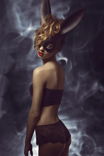 Kız tuhaf tavşan maskesi — Stok fotoğraf