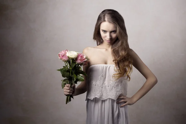 Ung flicka med rosor — Stockfoto