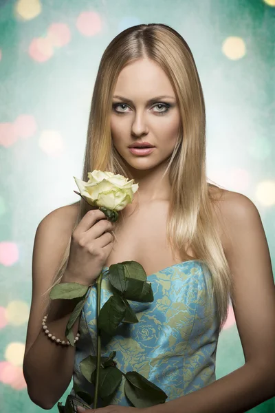 Spring girl with flower — Stock Photo, Image