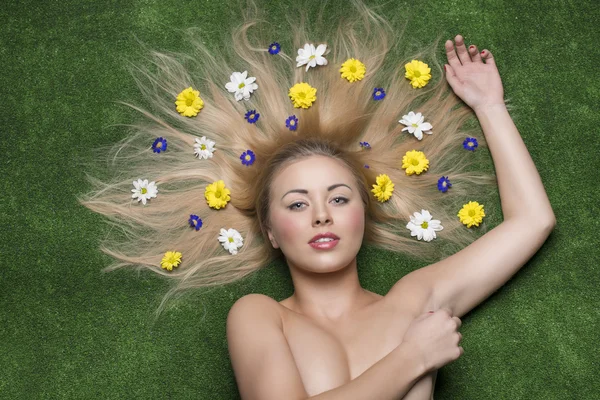草原に横たわっている裸の女の子 — ストック写真