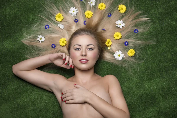Mooie dame met bloemen kapsel — Stockfoto