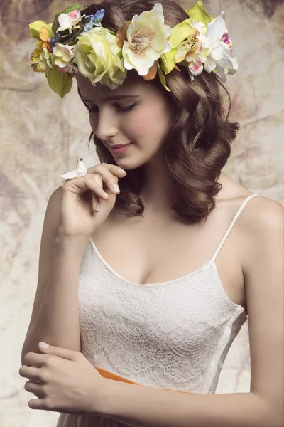 Brunette vrouw met bloemen — Stockfoto