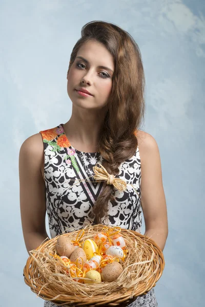 飾られたイースターエッグを持つ女性 — ストック写真