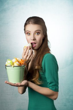 Paskalya yumurtalı kız