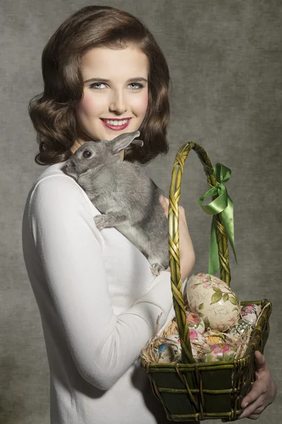 Пасхальная девушка с пушистым кроликом — стоковое фото