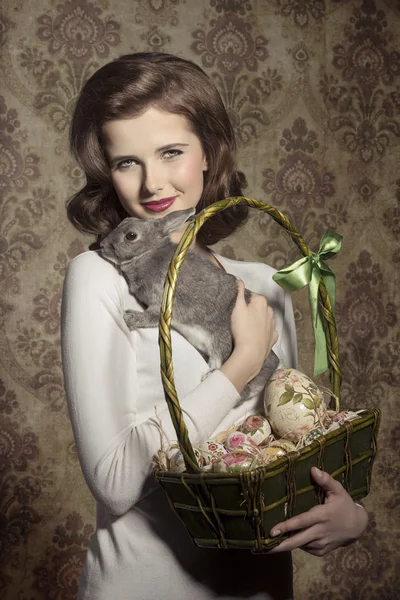 Mulher com ovos de coelho e páscoa — Fotografia de Stock