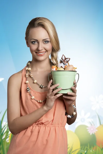 Happy girl with easter surprise — Stock Photo, Image