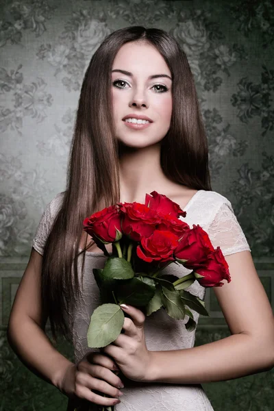 Menina com rosas — Fotografia de Stock