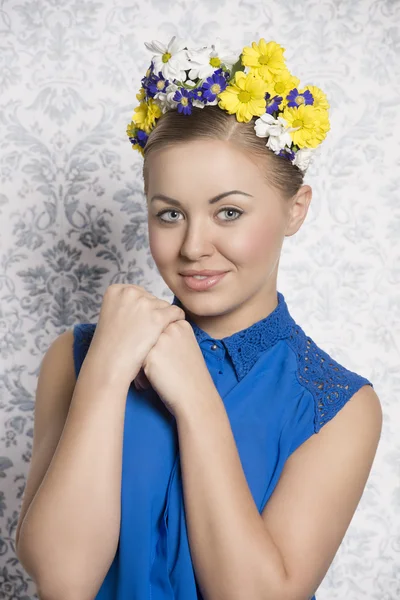 Chica encantadora con flores en la cabeza — Foto de Stock