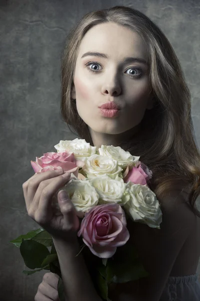 Linda menina com buquê floral — Fotografia de Stock