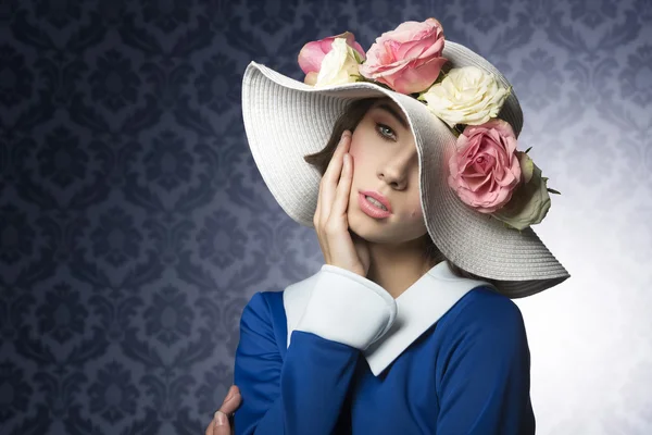 Mulher primavera posando com chapéu de moda — Fotografia de Stock