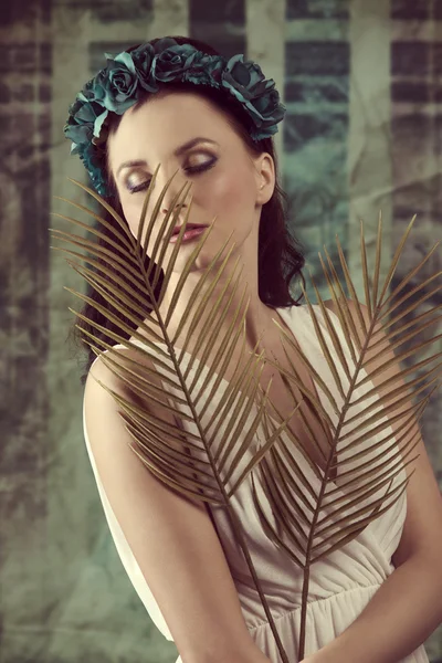 Spring woman with palm leafs — Stock Photo, Image