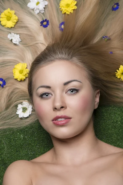 Belleza femenina con flores —  Fotos de Stock