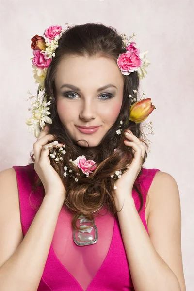 Ragazza di primavera con fiori — Foto Stock