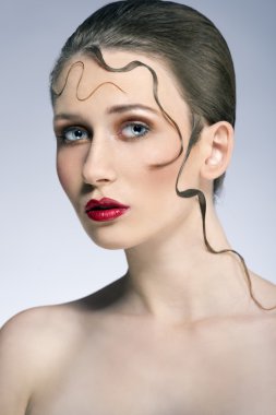 yaratıcı saç modeli ile güzel kız 