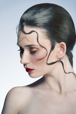 kalıcı makyaj ve garip saç modeli ile kız 