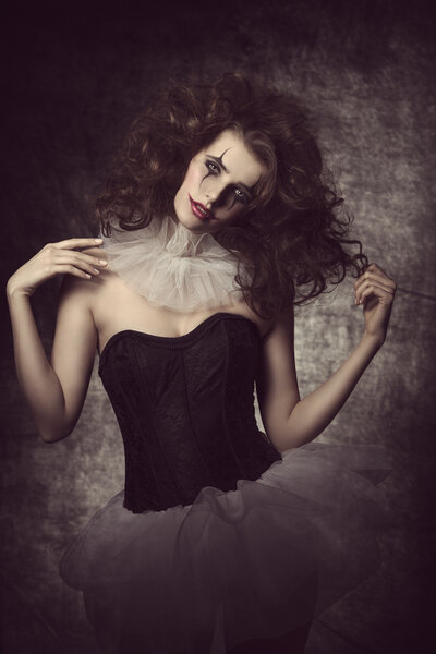 сексуальная грустная девочка-клоун
 